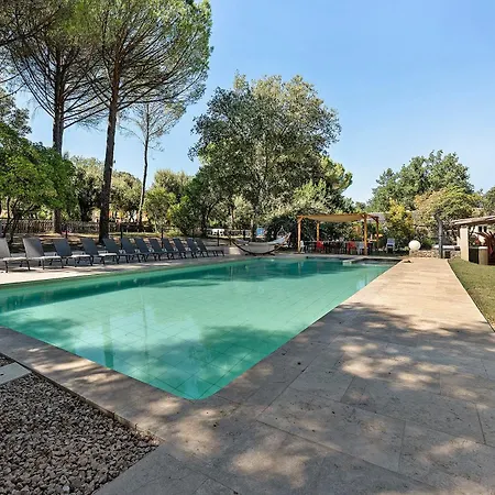 Holiday home Mas Pepette 24 Personnes Vers Pont du Gard